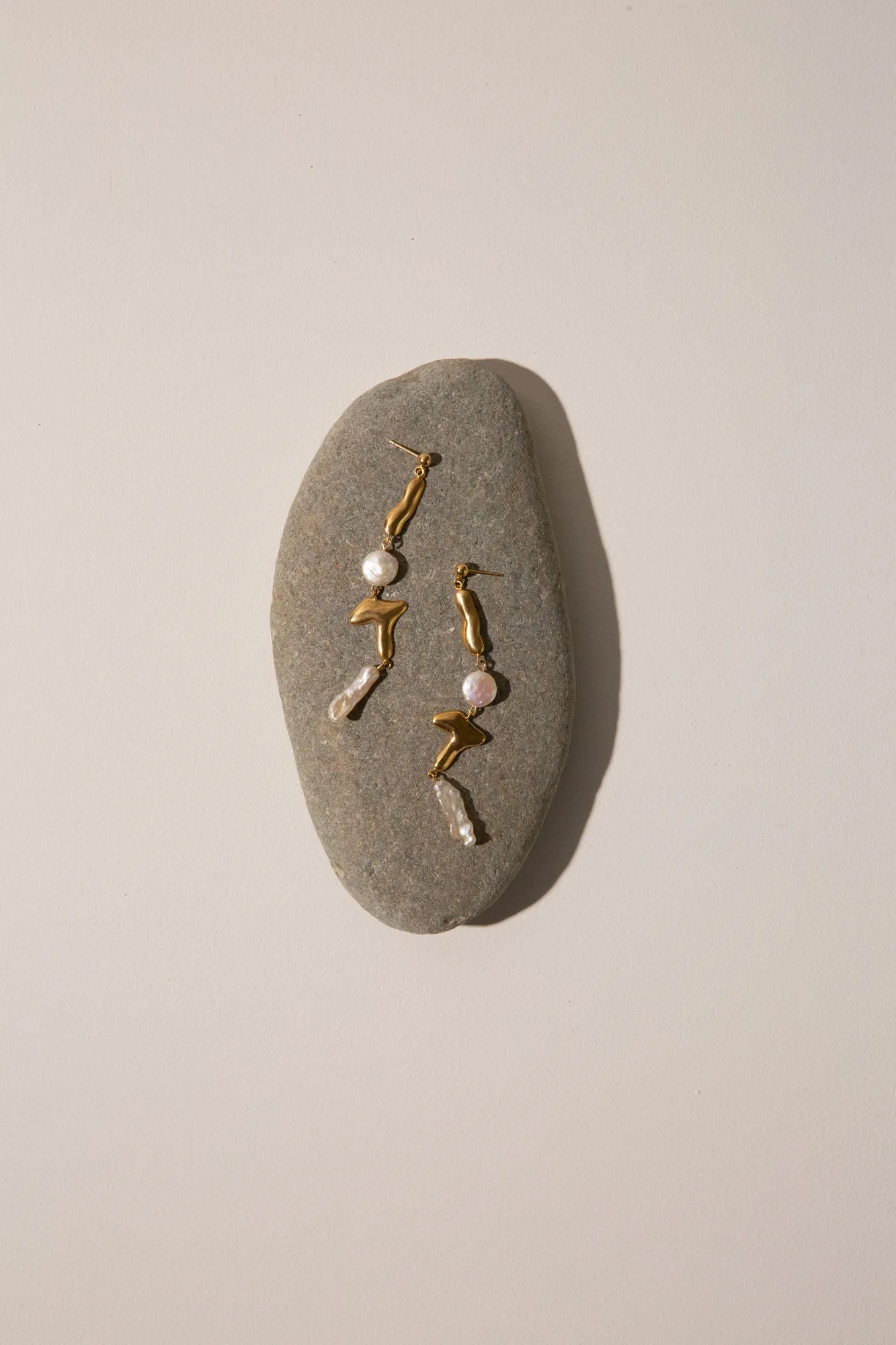 Amuleto Gold Plated Earrings w. Biwa Pearls