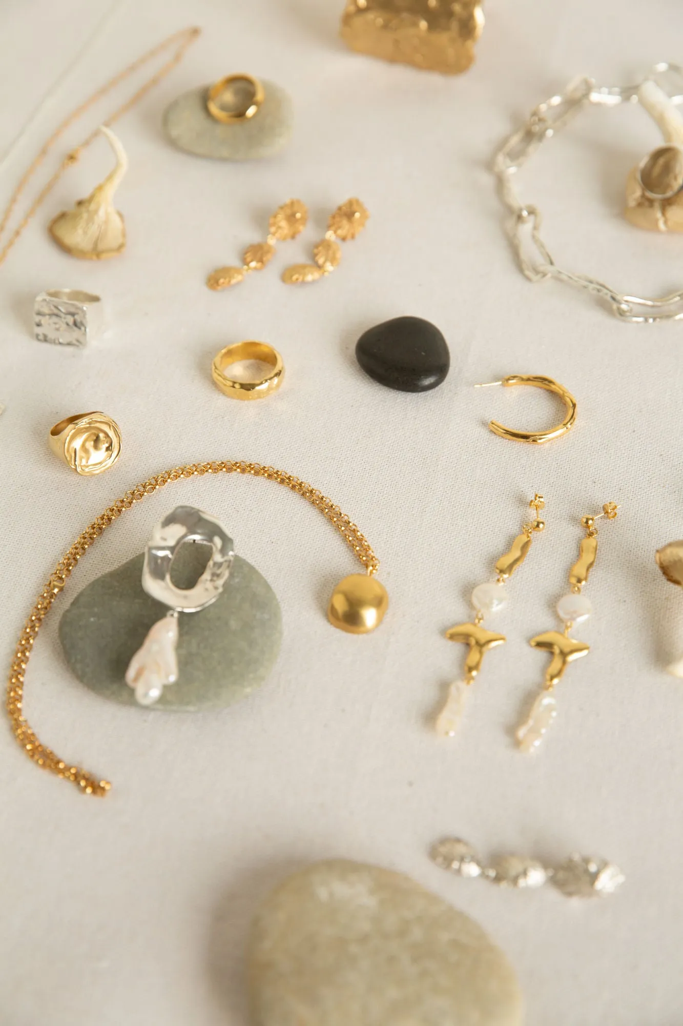 Amuleto Gold Plated Earrings w. Biwa Pearls