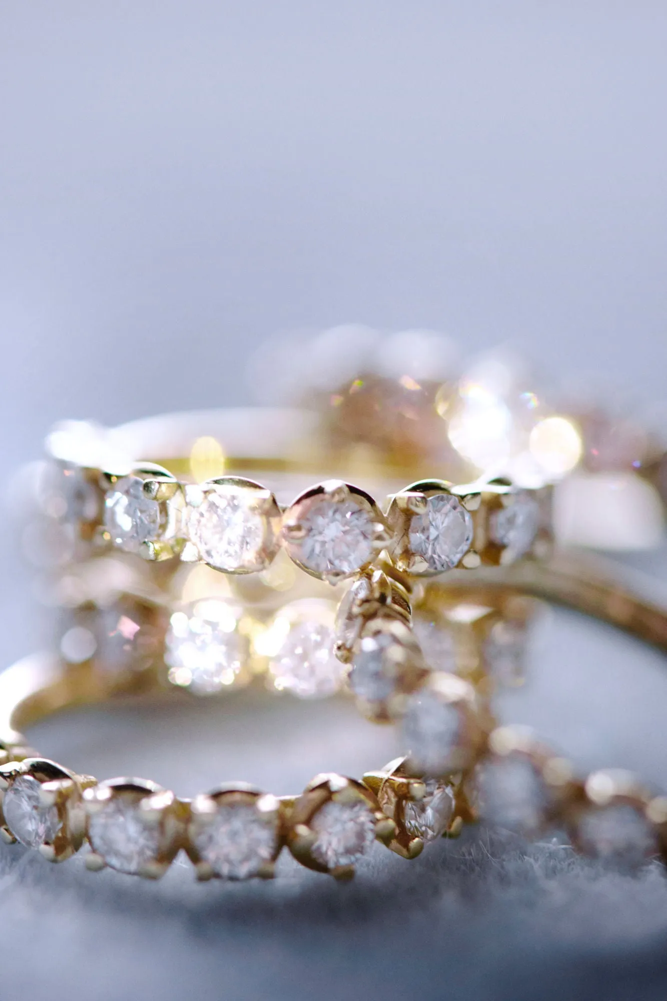 Band 18K Gold Ring w. Diamonds