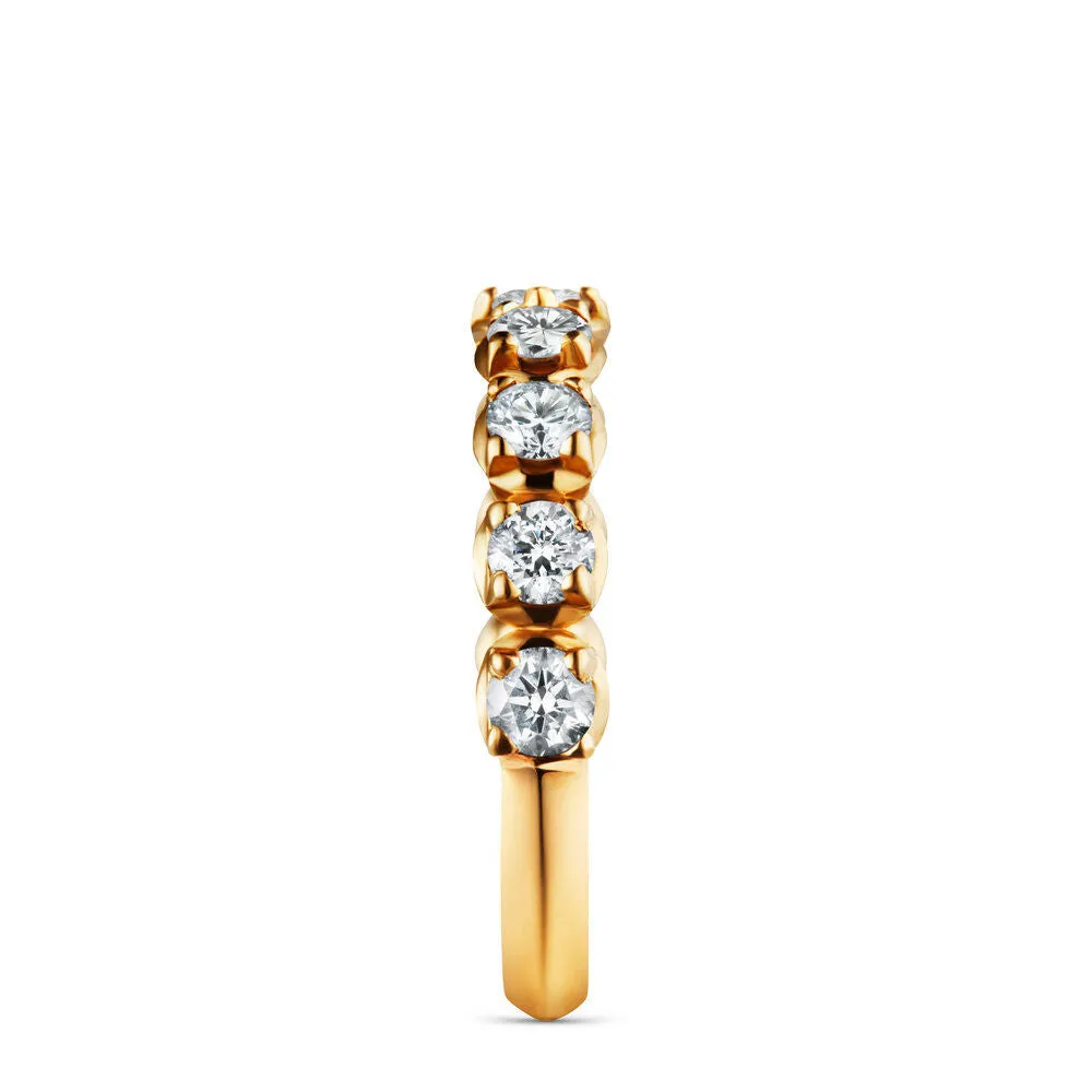 Band 18K Gold Ring w. Diamonds