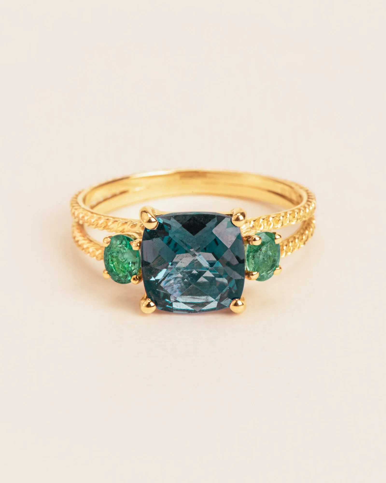 Chain textured 18K Gold Ring w. Topaz & Emerald