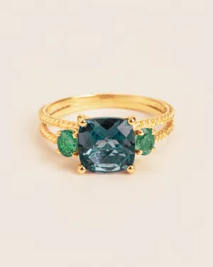Chain textured 18K Gold Ring w. Topaz & Emerald