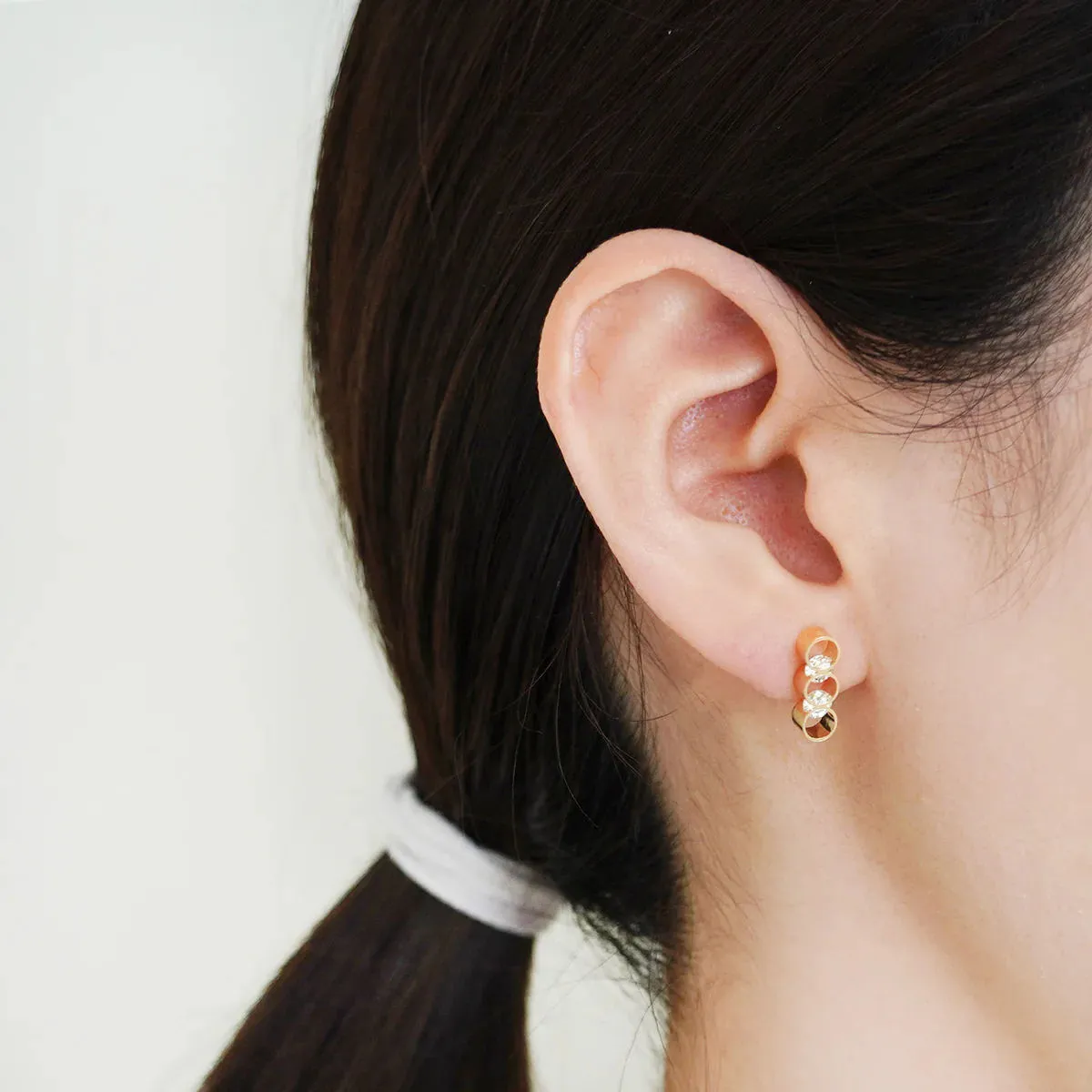 Con Long 18K Gold Earrings w. Diamonds