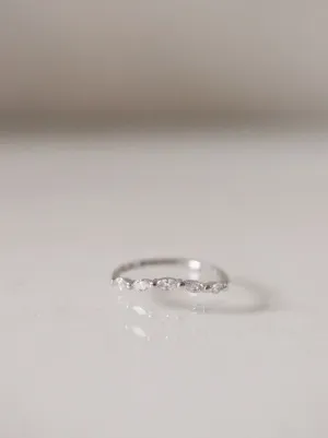 Curved Phoebe Marquise 18K Gold, Whitegold or Rosegold Ring w. Diamonds
