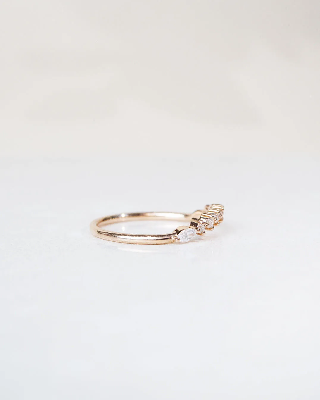 Idun Curved Band 18K Gold, Whitegold or Rosegold Ring w. Diamonds