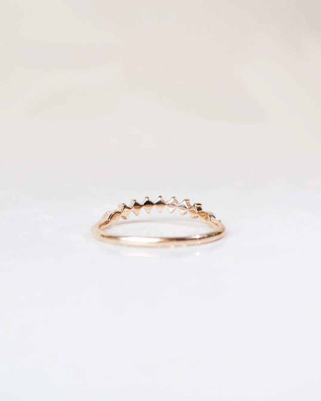 Idun Curved Band 18K Gold, Whitegold or Rosegold Ring w. Diamonds