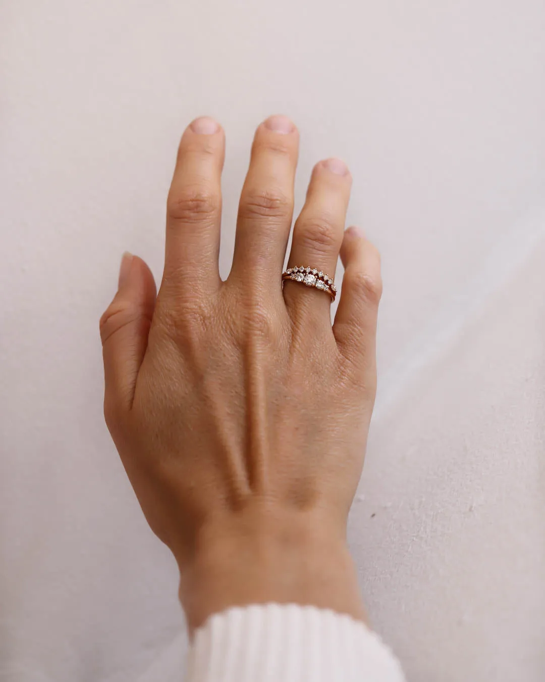 Idun Curved Band 18K Gold, Whitegold or Rosegold Ring w. Diamonds