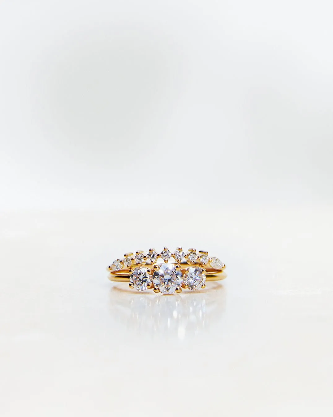 Idun Curved Band 18K Gold, Whitegold or Rosegold Ring w. Diamonds