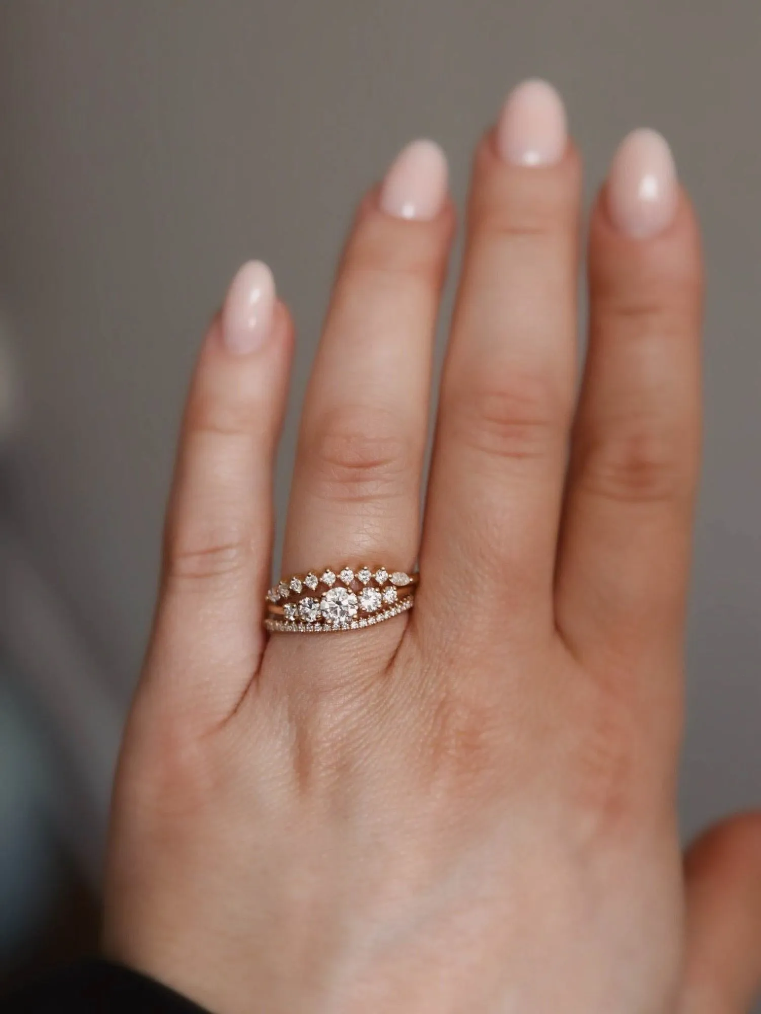 Idun Curved Band 18K Gold, Whitegold or Rosegold Ring w. Diamonds