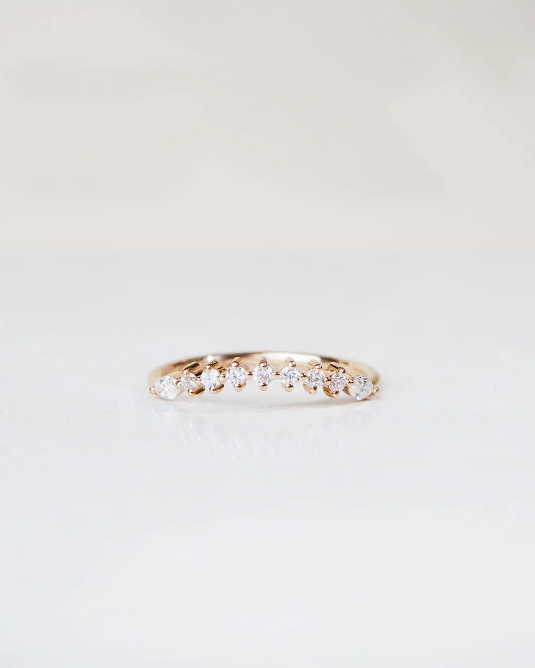Idun Curved Band 18K Gold, Whitegold or Rosegold Ring w. Diamonds