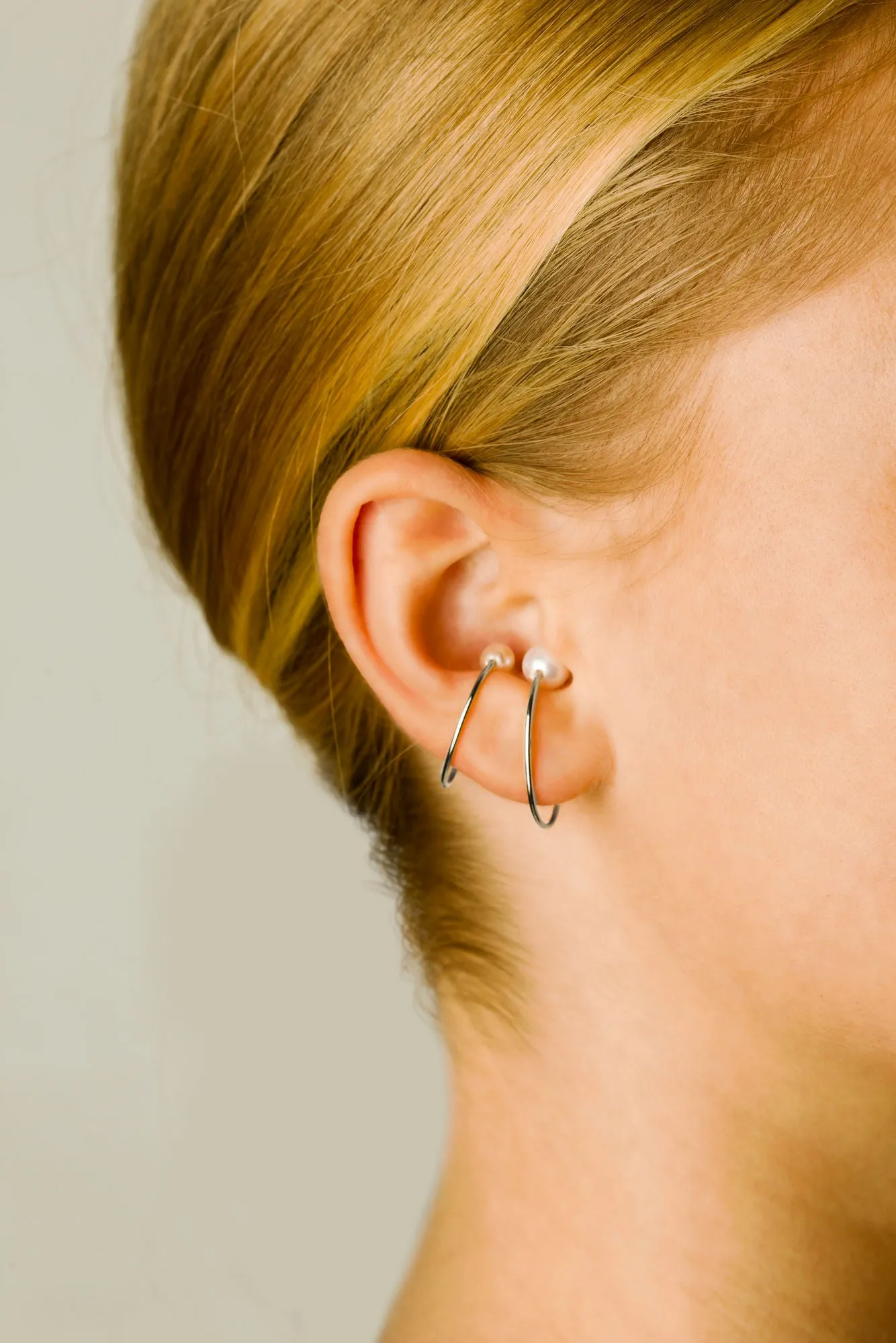 Iris Silver Ear Clip w. 2 Pearls