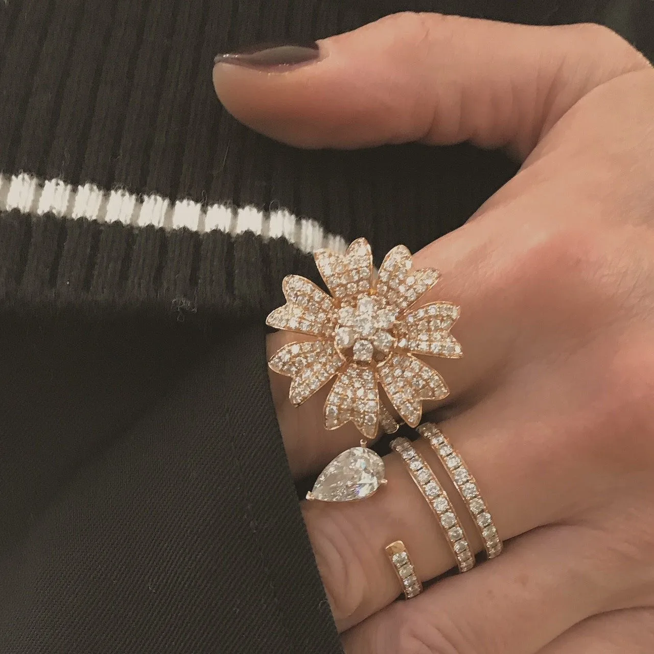 Large Flower 18K Gold, Rosegold or Whitegold Ring w. Diamonds