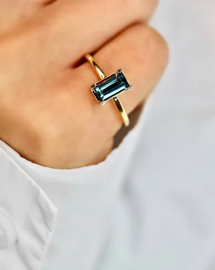 Nord London Blue Turned 18K Gold Ring w. Topaz & Diamond