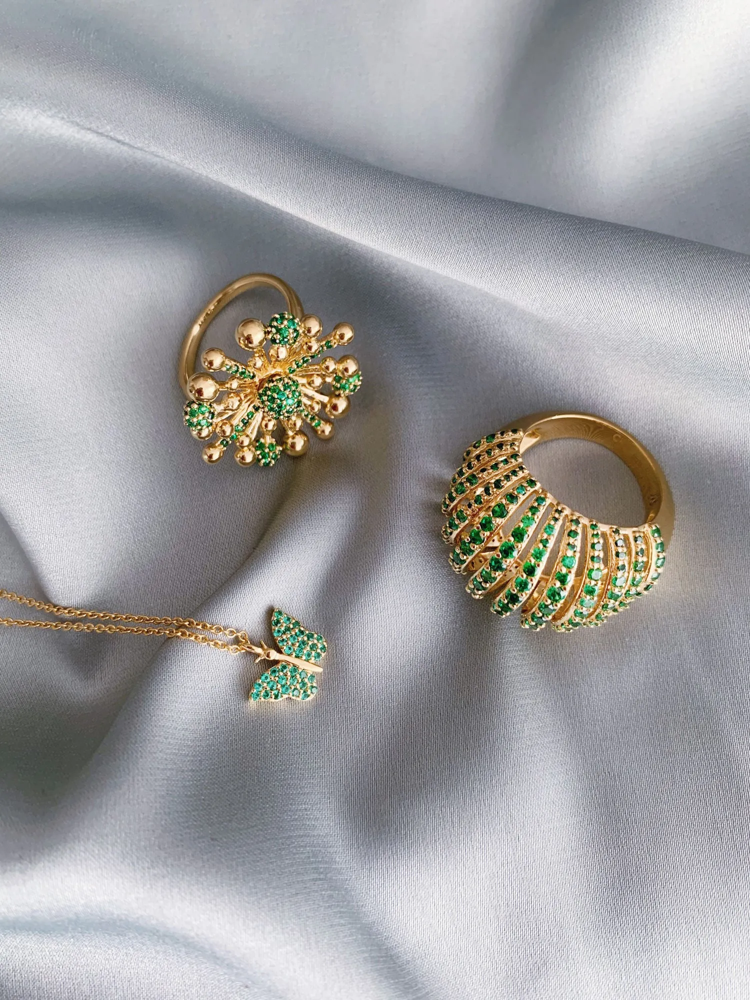 Ribbed VOID 18K Gold Plated Ring w. Green Zirconias