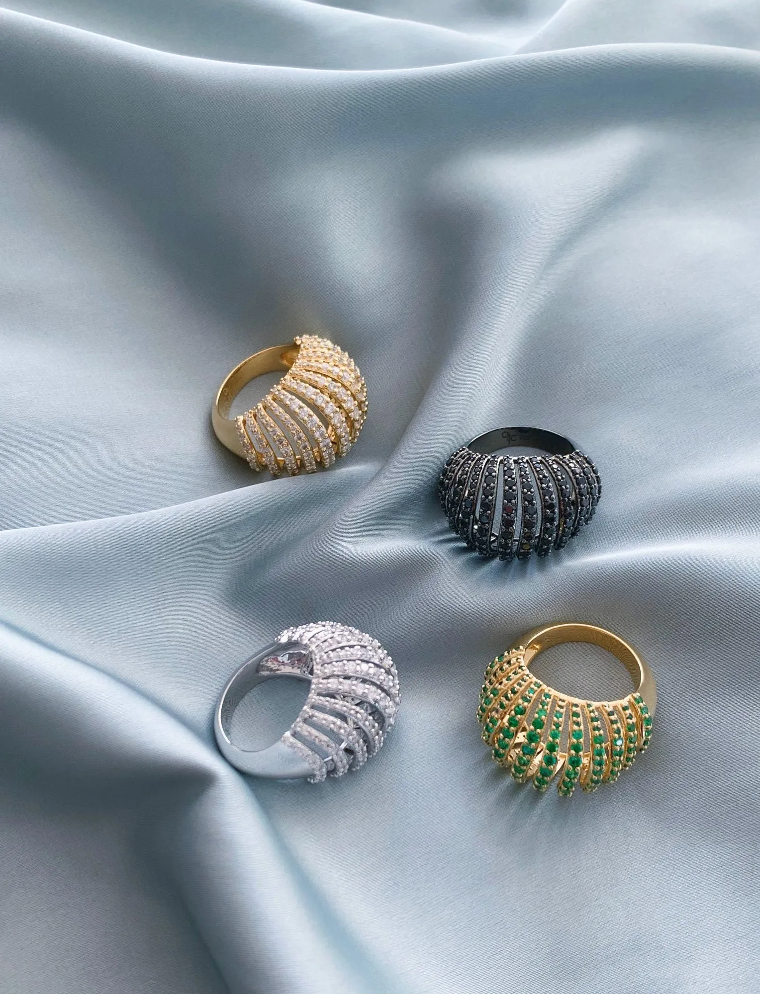 Ribbed VOID Silver Ring w. Spinel