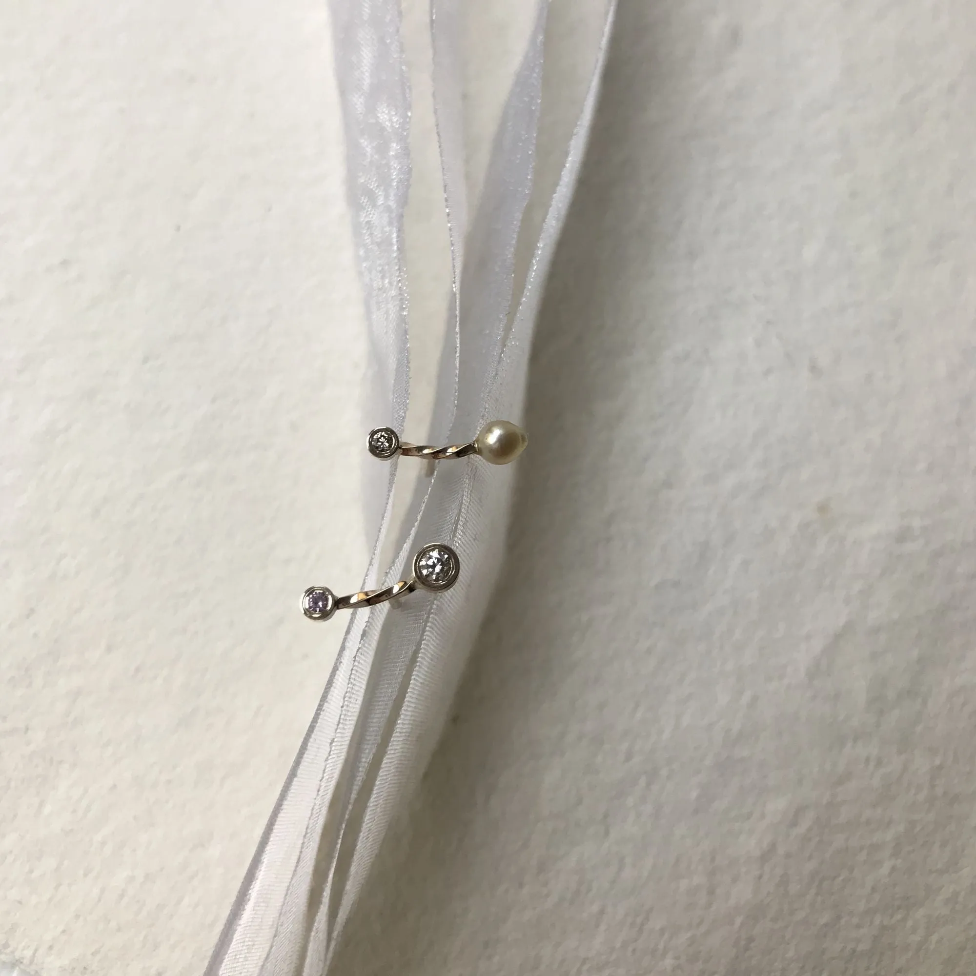 SHOOTING STAR 14K Gold Stud w. Diamond & Sapphire