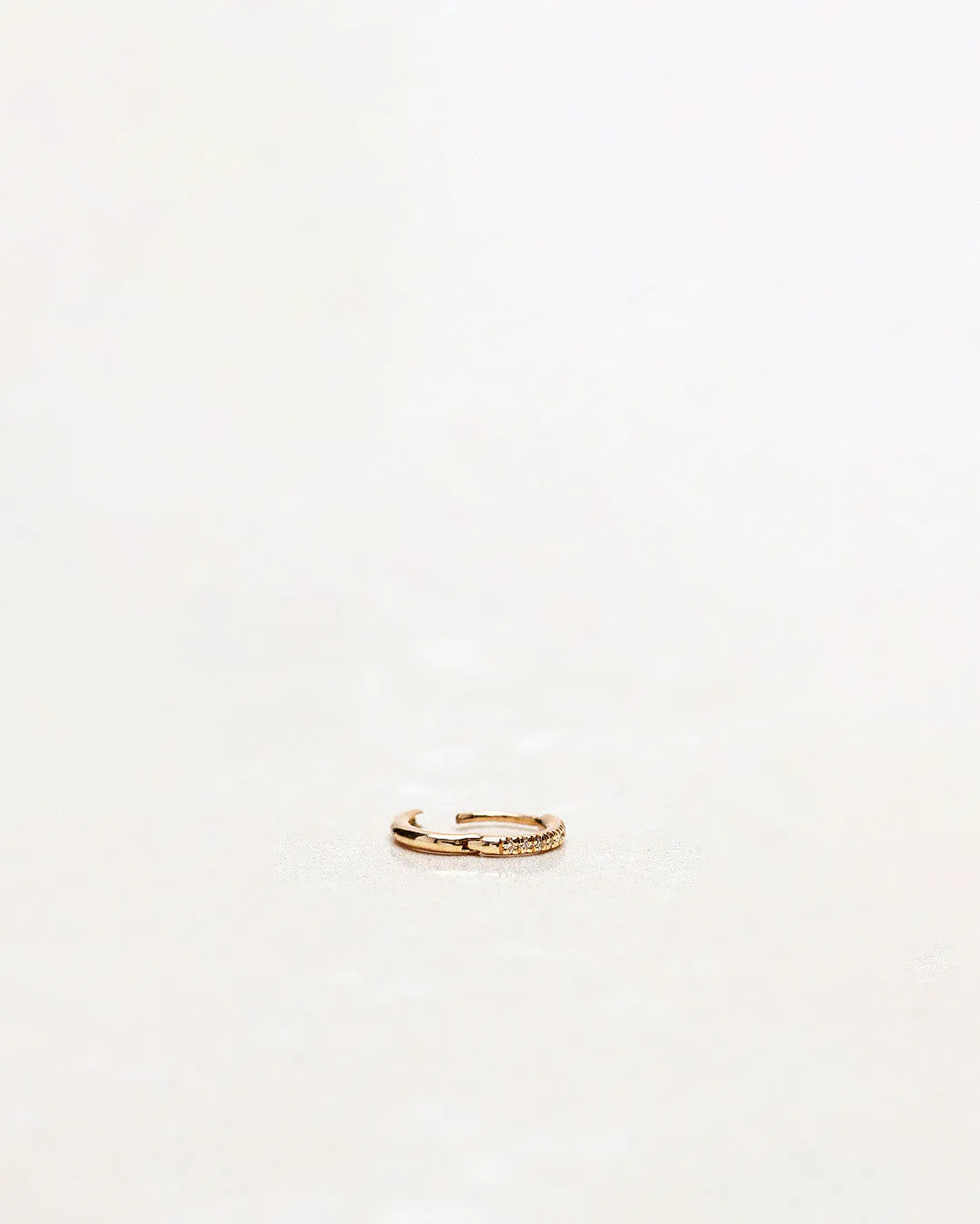 Signature 6mm 18K Gold, Whitegold or Rosegold Huggie w. Diamonds