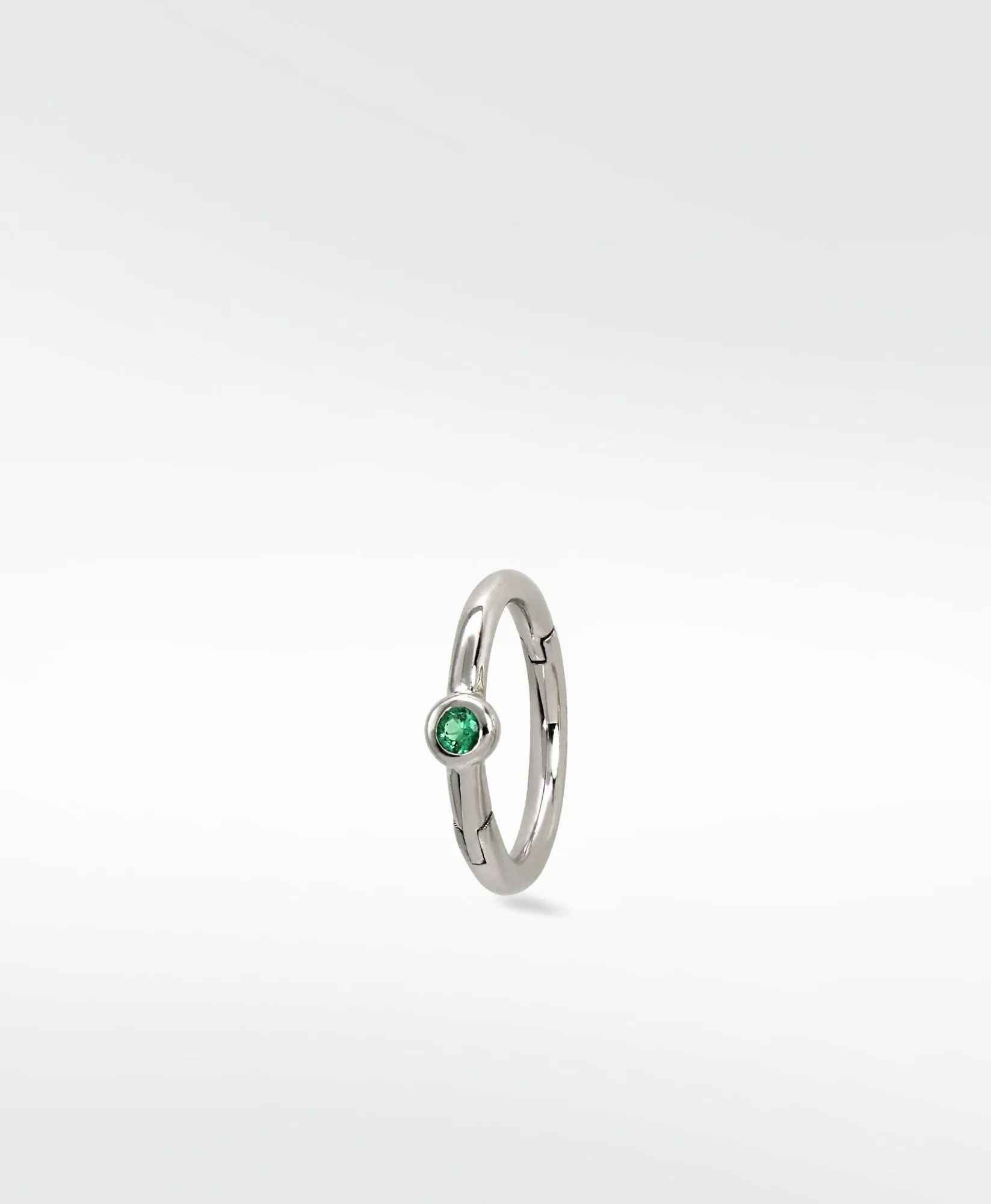 Simple Solitaire 14K Whitegold Earring w.  Emerald