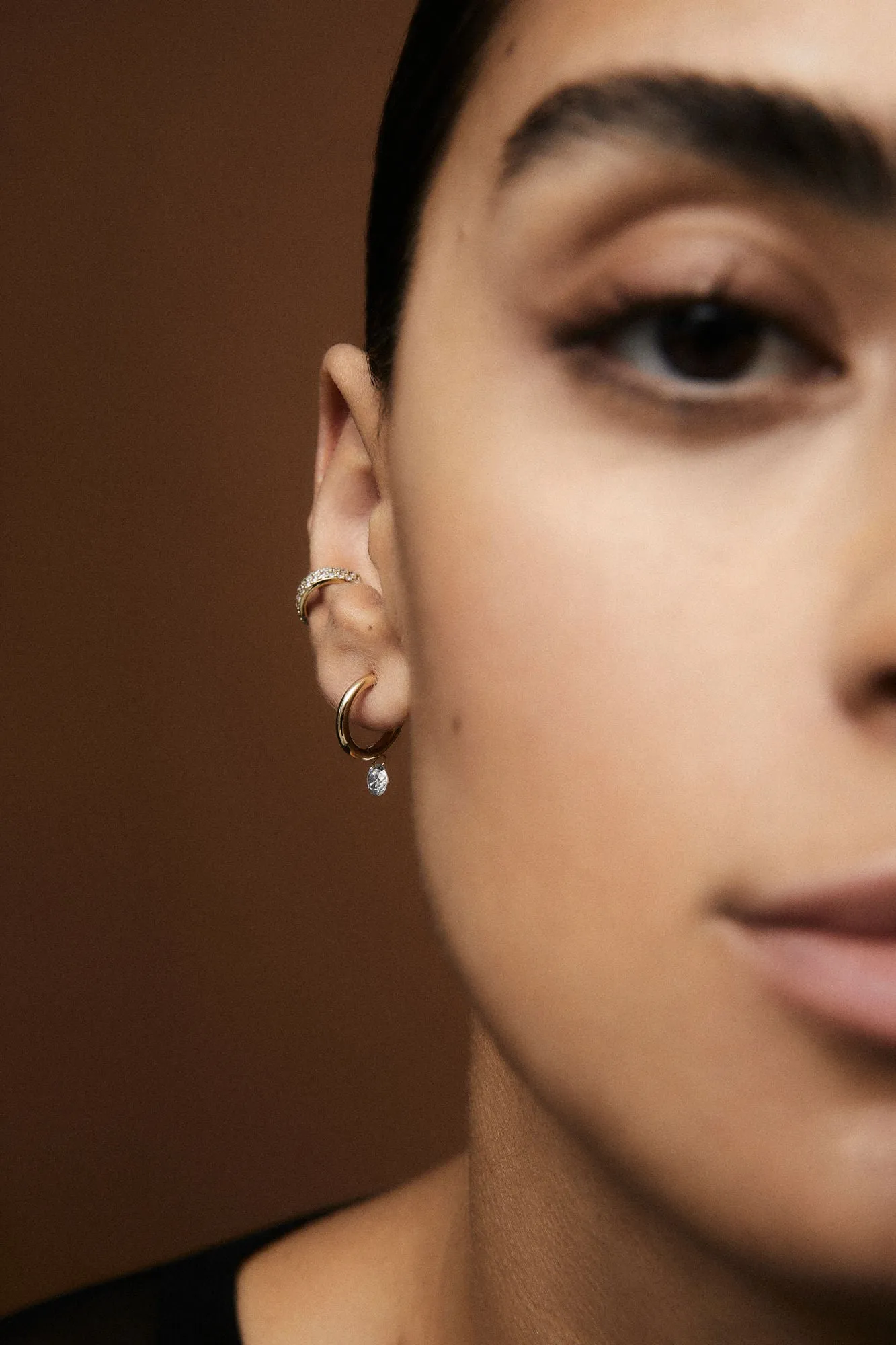 Solitaire Nude 18K Gold Hoops w. Lab-Grown Diamonds