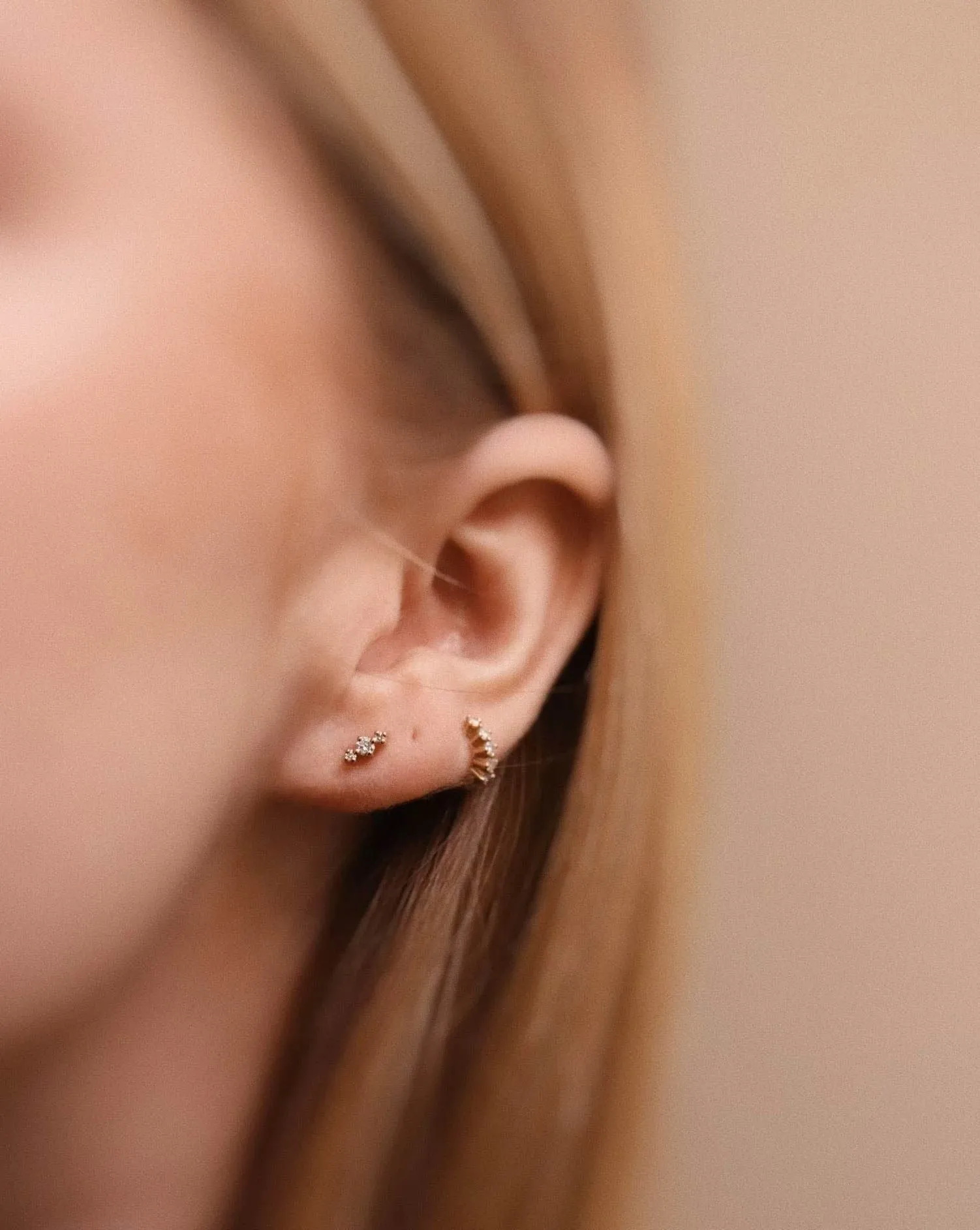 Tiny Brigitte Single 18K Gold, Whitegold or Rosegold Stud w. Diamonds