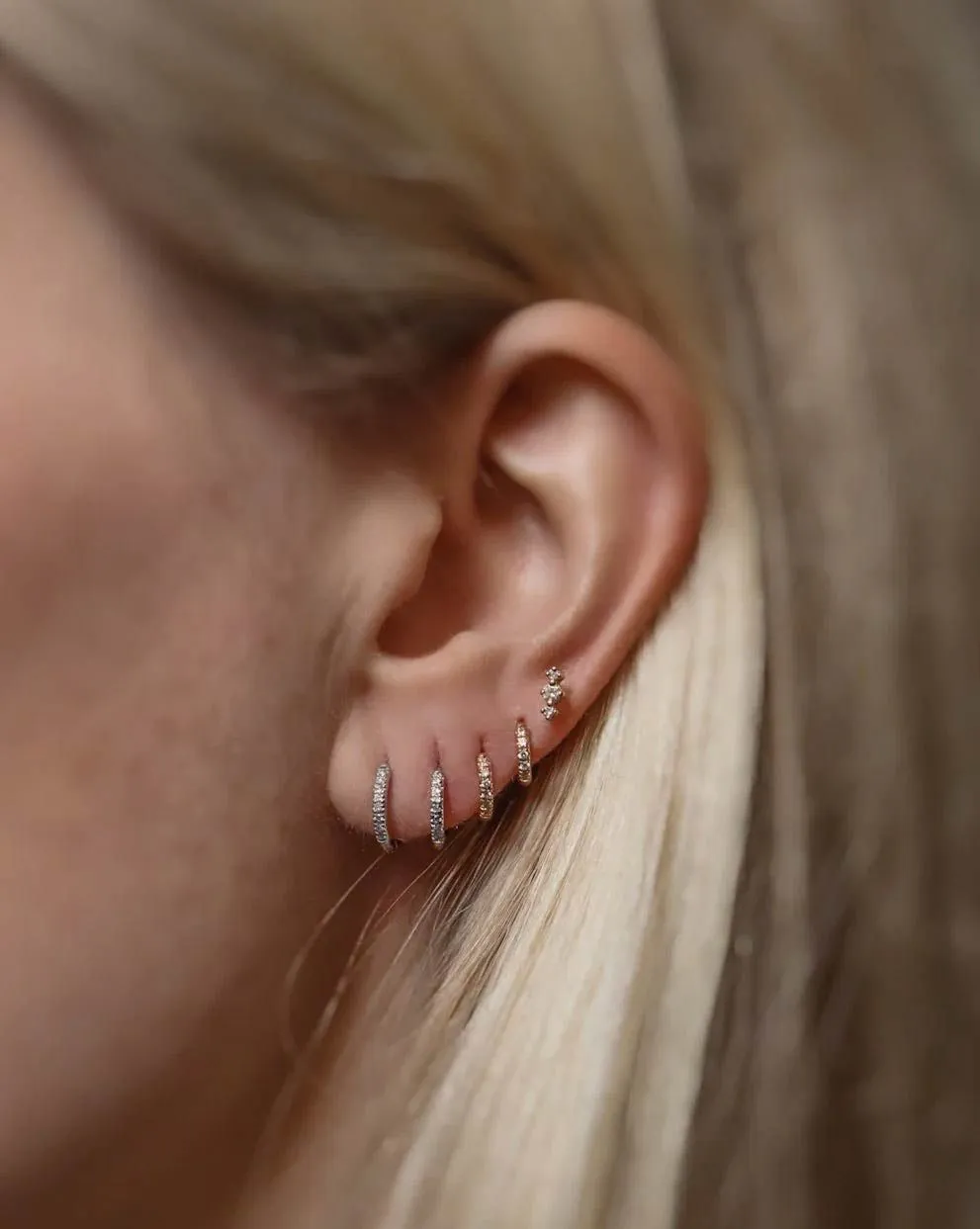 Tiny Brigitte Single 18K Gold, Whitegold or Rosegold Stud w. Diamonds