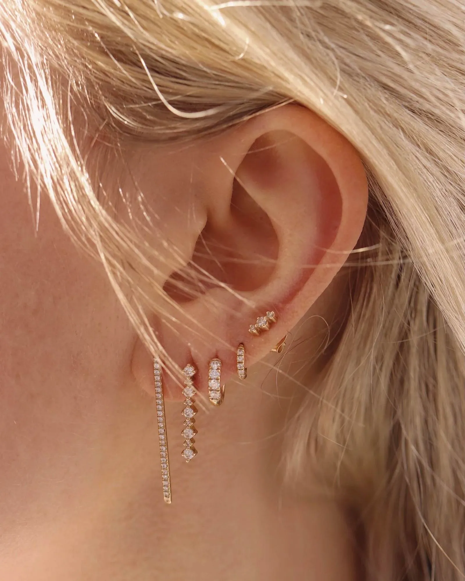 Tiny Brigitte Single 18K Gold, Whitegold or Rosegold Stud w. Diamonds
