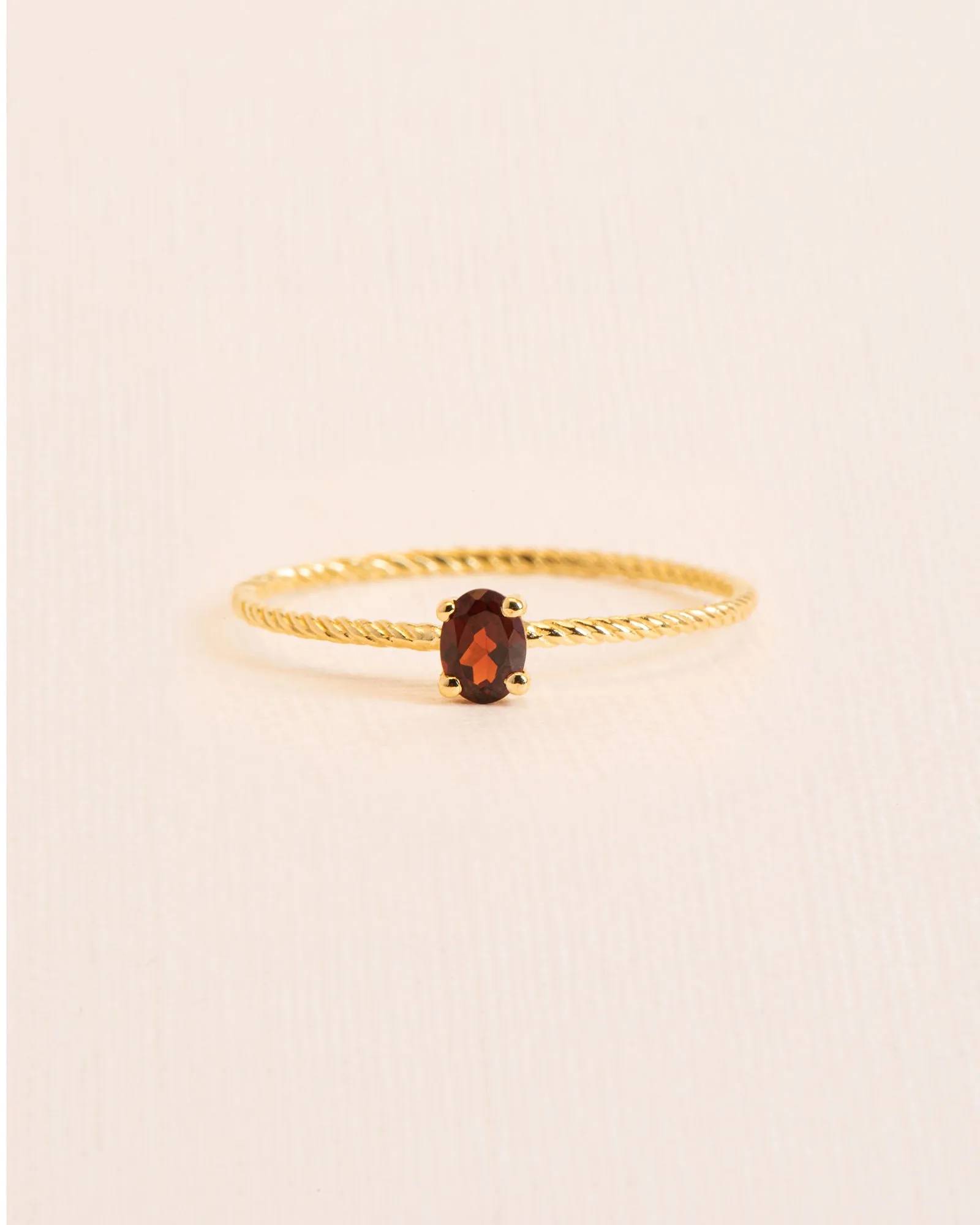 Twisted 18K Gold Ring w. Garnet