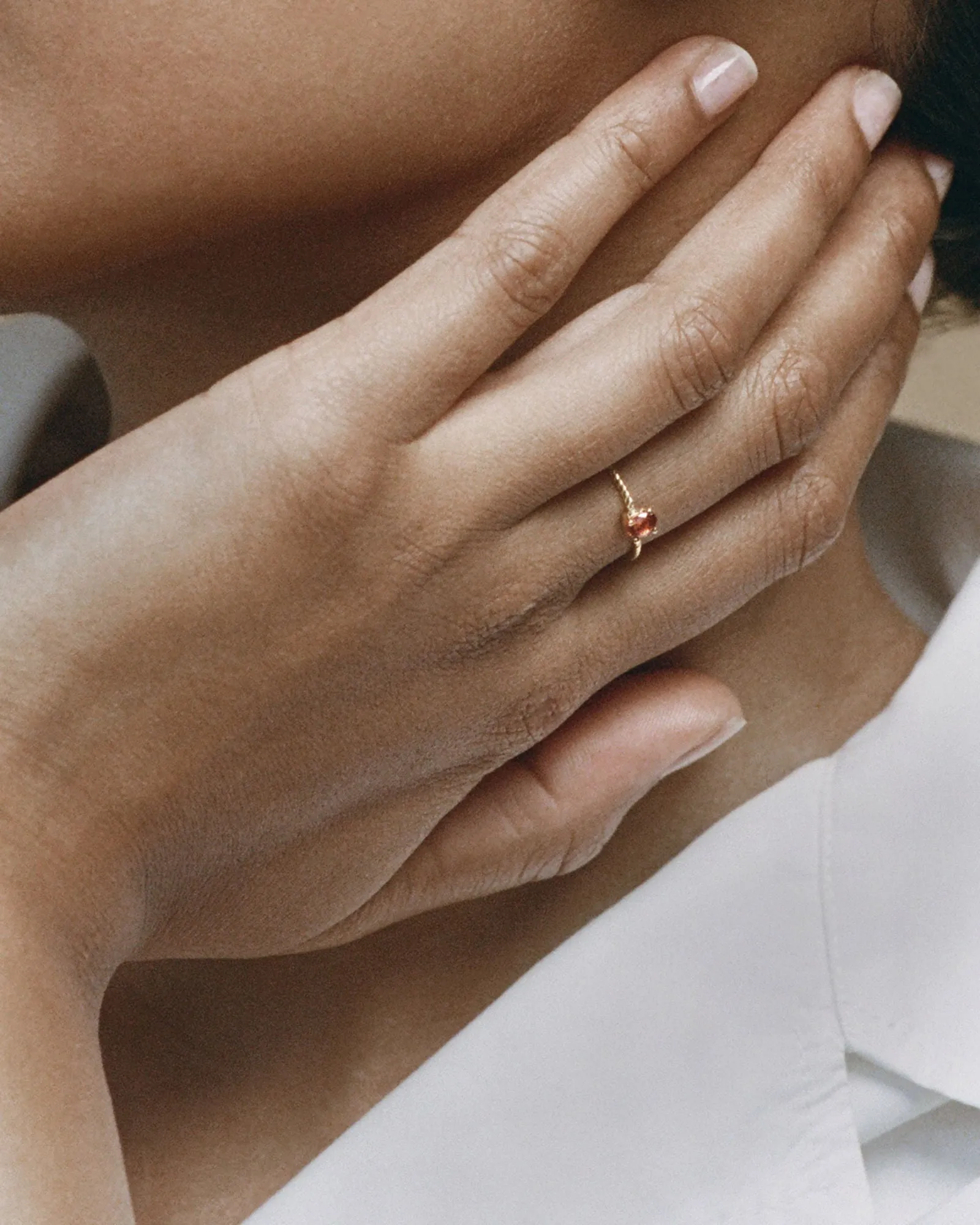 Twisted 18K Gold Ring w. Garnet