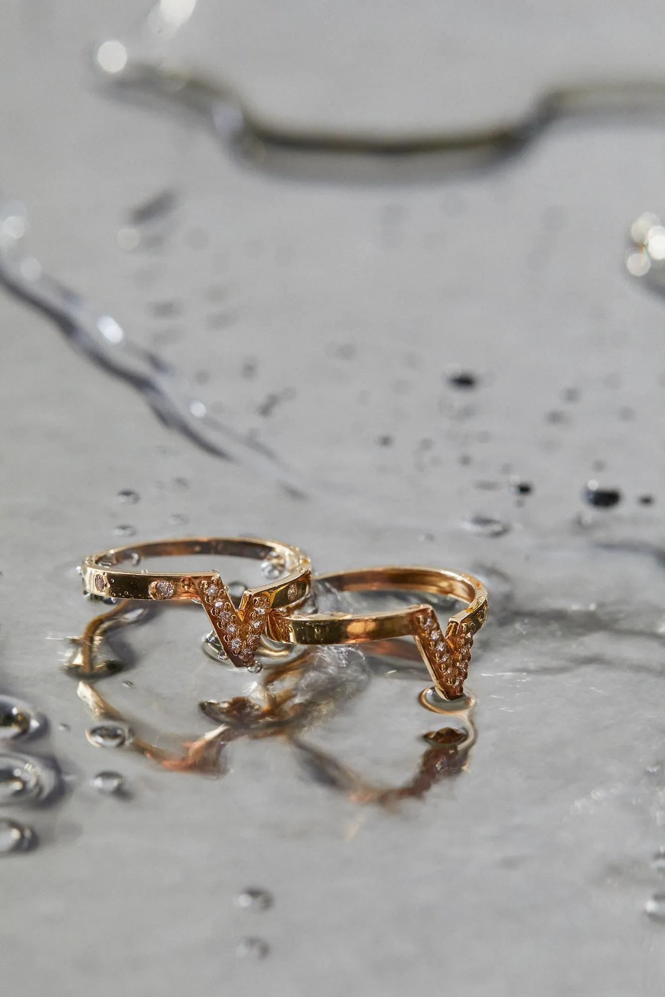 V 18K Whitegold Ring w. Lab-Grown Diamonds